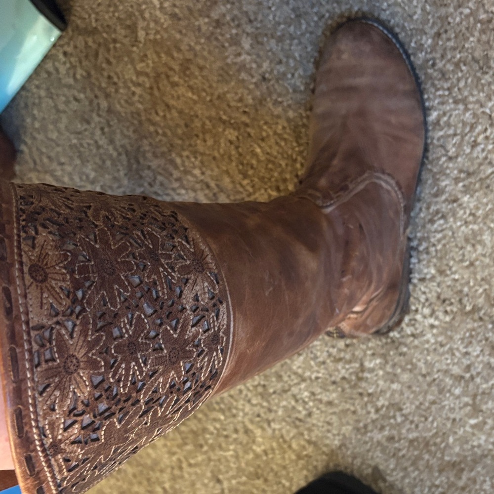 Elegant Brown Leather Winter Boots - Picture 4 of 9